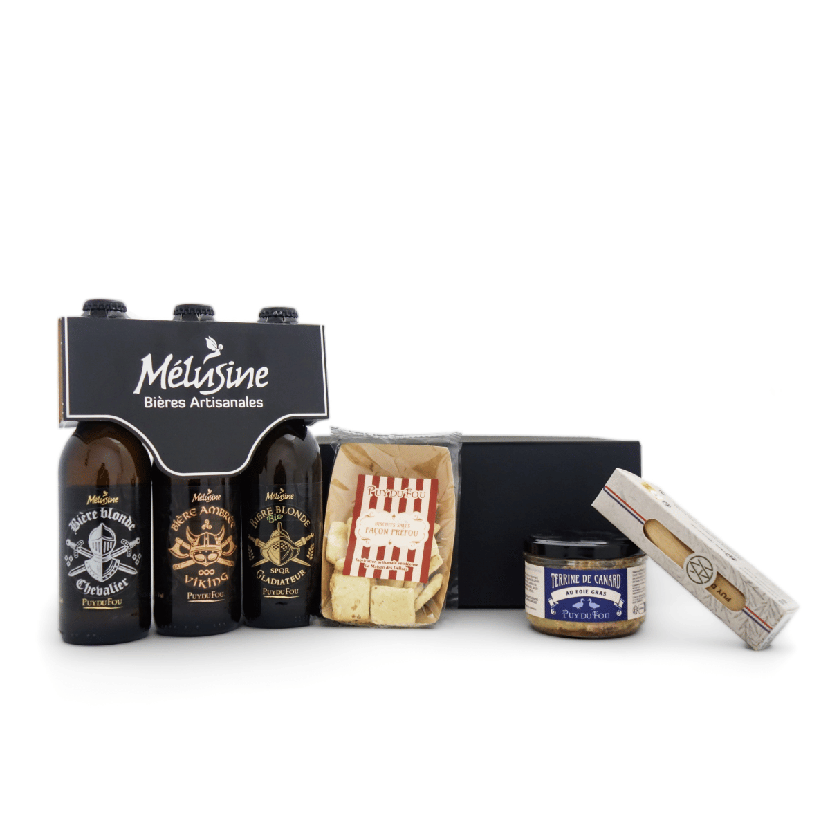 Produits du coffret gourmand salé posés devant la boîte noire : tripack de bières artisanales Mélusine, biscuits préfou, terrine de canard et couteau alpage.