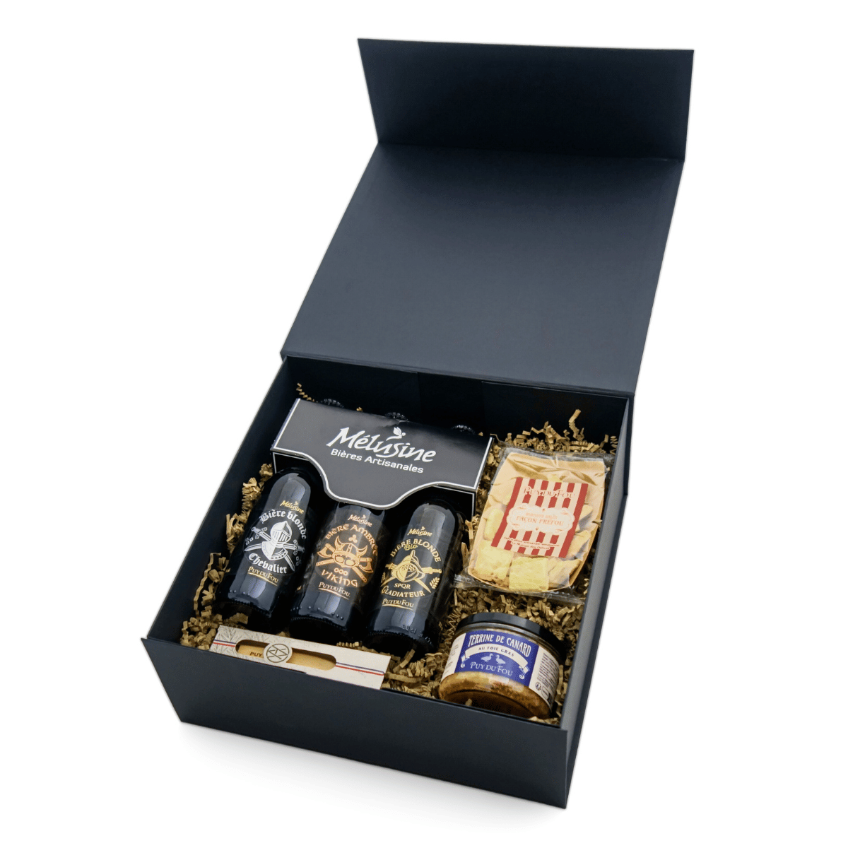Coffret cadeau gourmand salé du Puy du Fou vu en perspective, avec bières, biscuits préfou, terrine de canard et couteau alpage rangés à l’intérieur de la boîte.