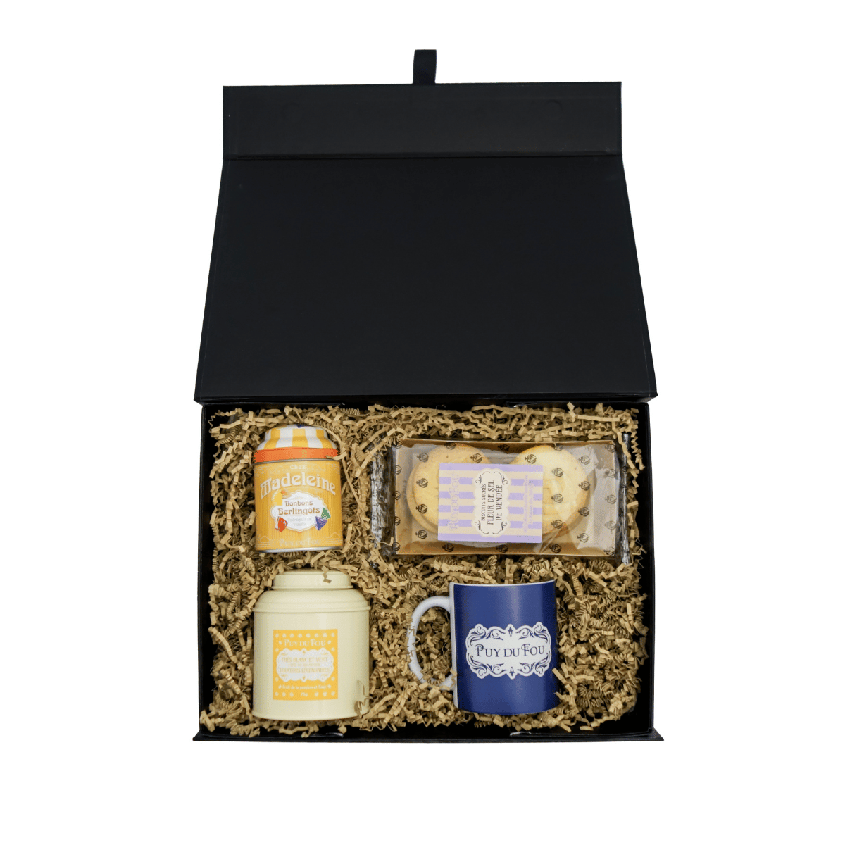 Coffret cadeau gourmand sucré du Puy du Fou vu en perspective, avec berlingots, galettes vendéennes, thé et mug en céramique.