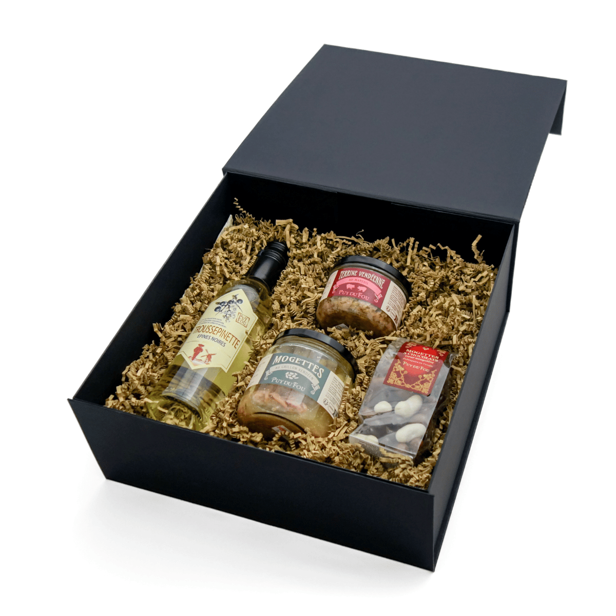 Coffret spécialités vendéennes vu en perspective, avec les produits rangés à l’intérieur : Troussepinette, mogettes au grillon, terrine au Mareuil et mogettes 3 chocolats.