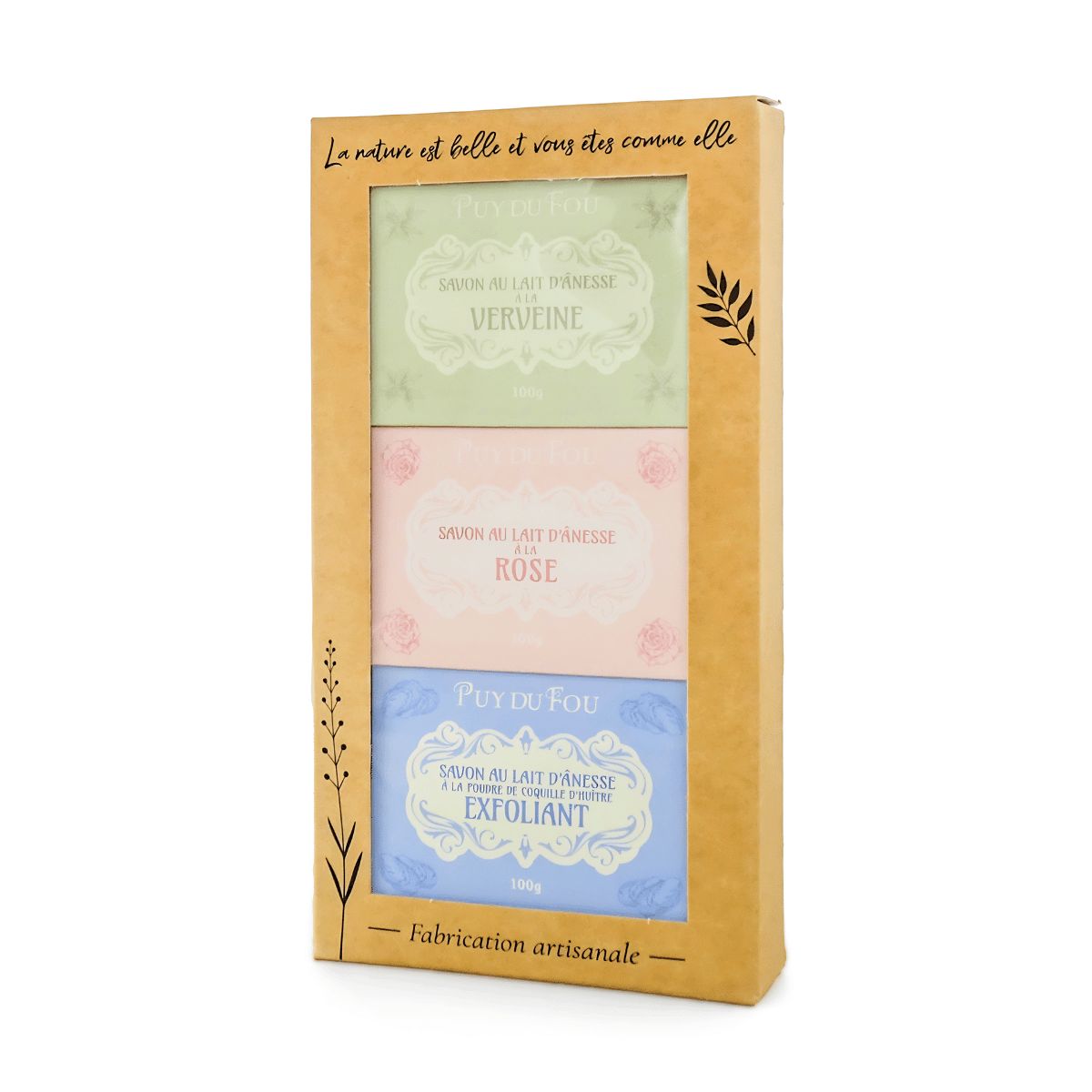 Vue de 3/4 du coffret 3 savons artisanaux au lait d'ânesse Puy du Fou – verveine, rose et exfoliant