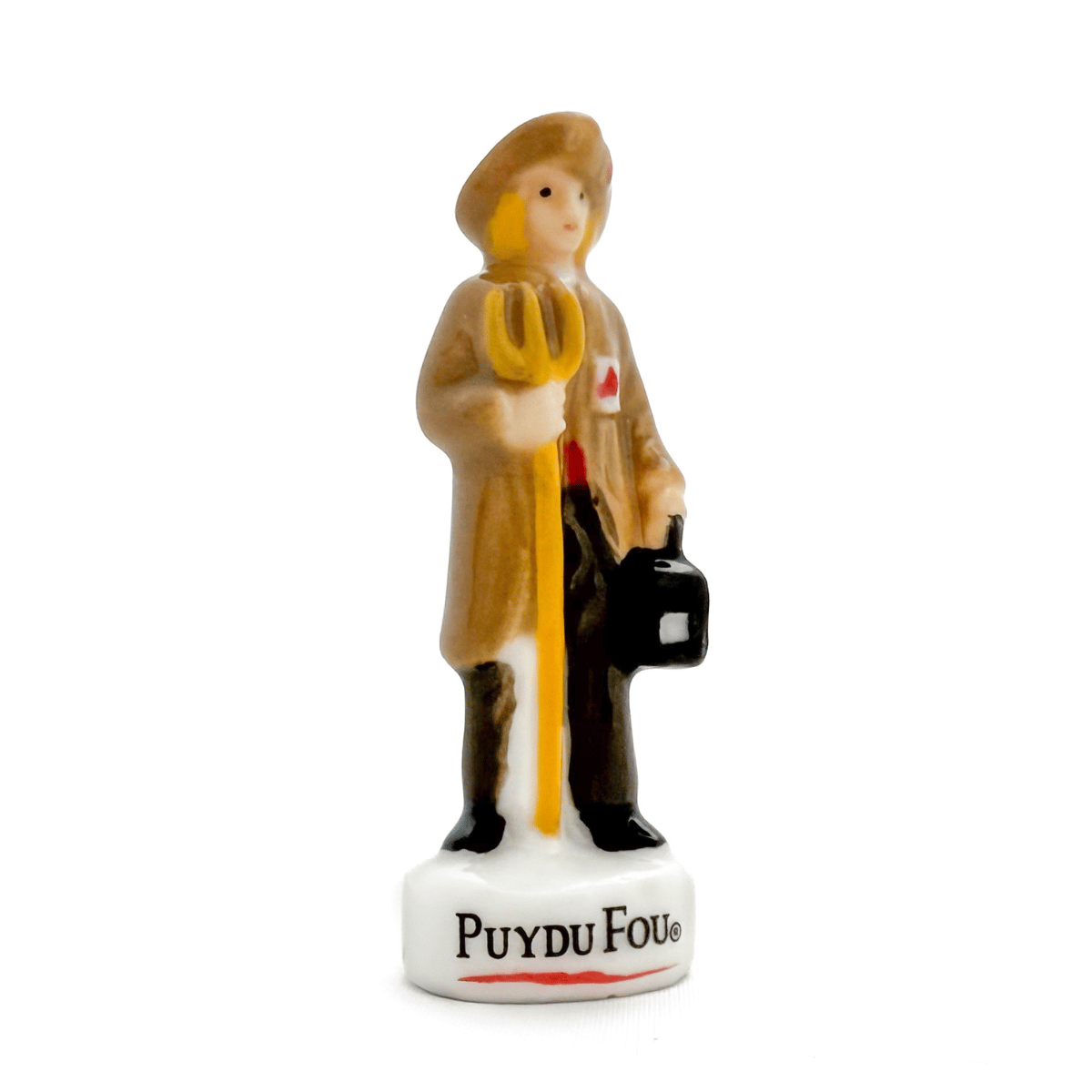 Figurine fève Le Vendéen Puy du Fou, vue de profil avec manteau long et sac noir