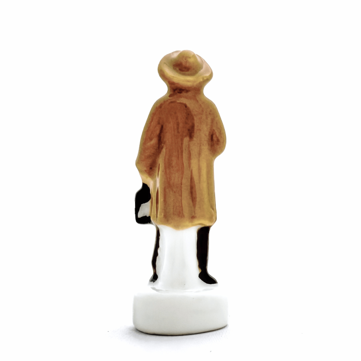 Dos de la fève Le Vendéen en porcelaine, manteau brun long et chapeau, vue arrière
