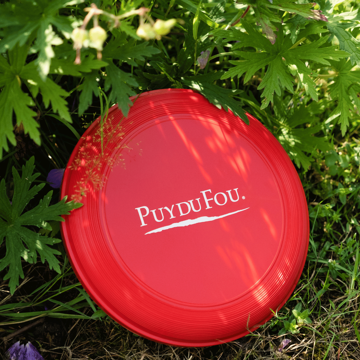 Le Frisbee Puy du Fou dans un décor