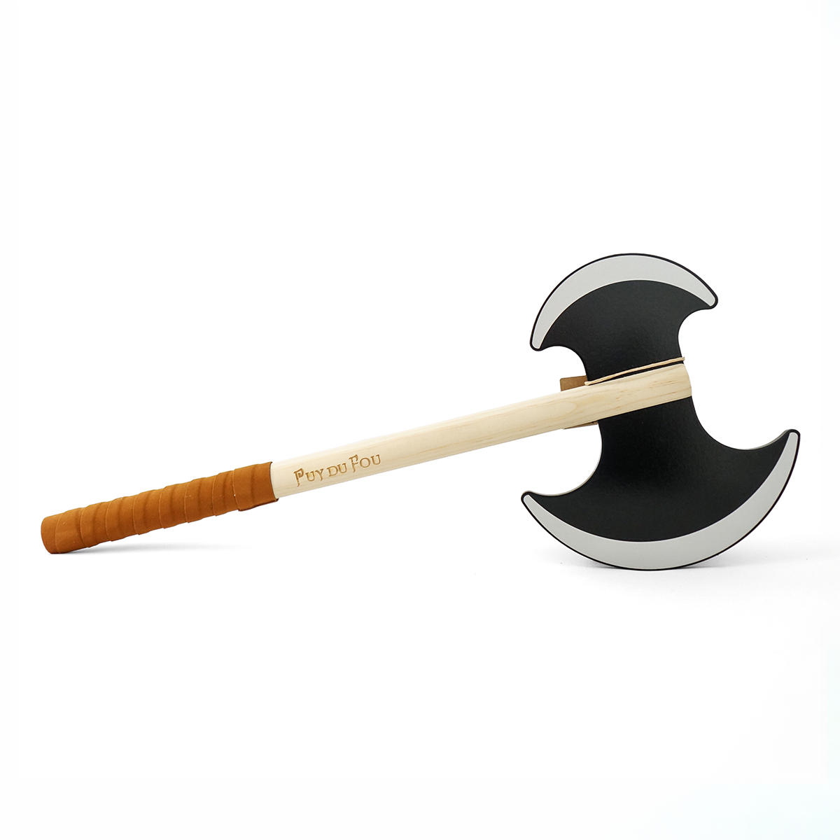 Hache viking vue de profil montrant la lame double tranchant, le manche gravé Puy du Fou et le grip antidérapant