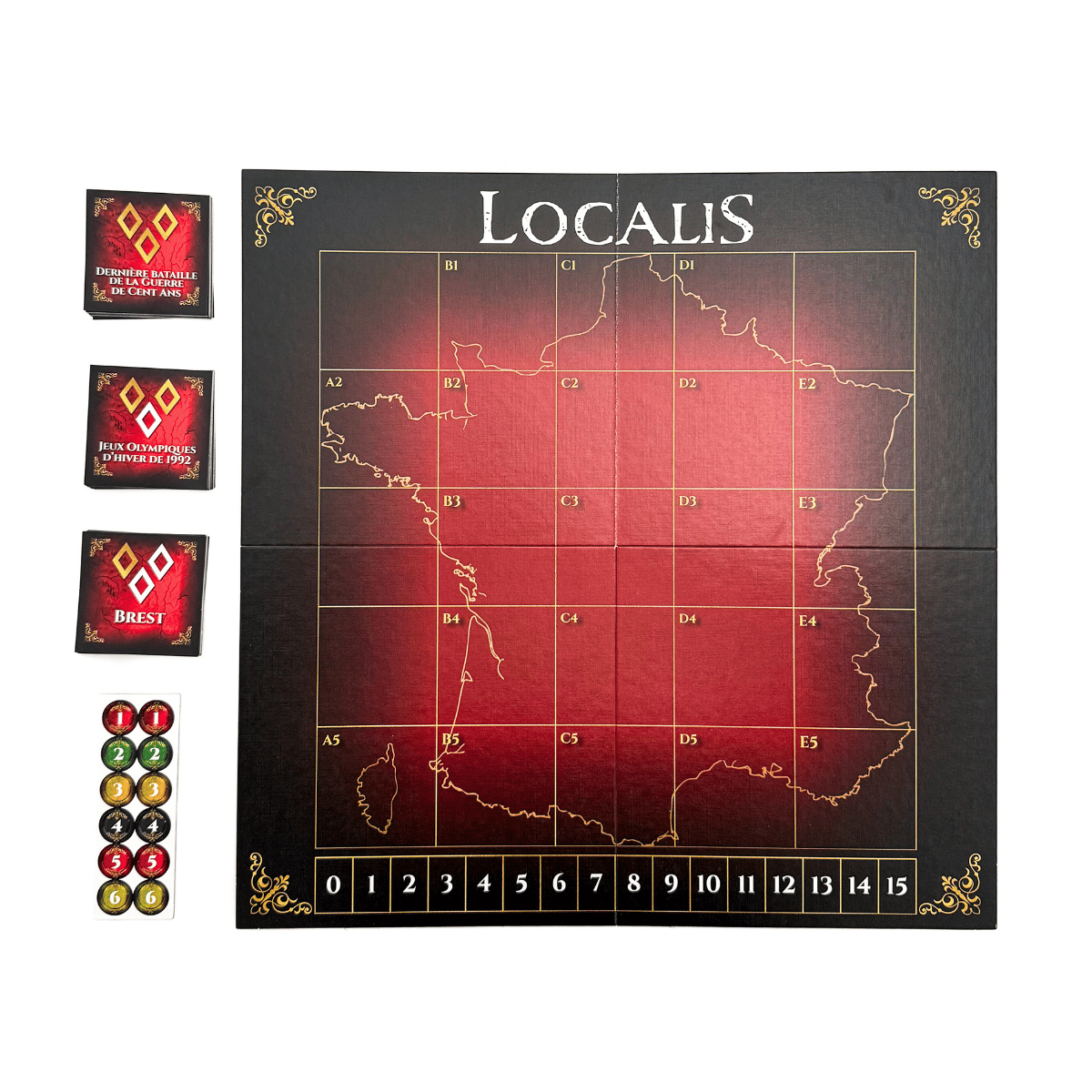 Plateau du jeu de société Localis Puy du Fou représentant la carte de France quadrillée, avec cartes de lieux à gauche et jetons de score colorés.