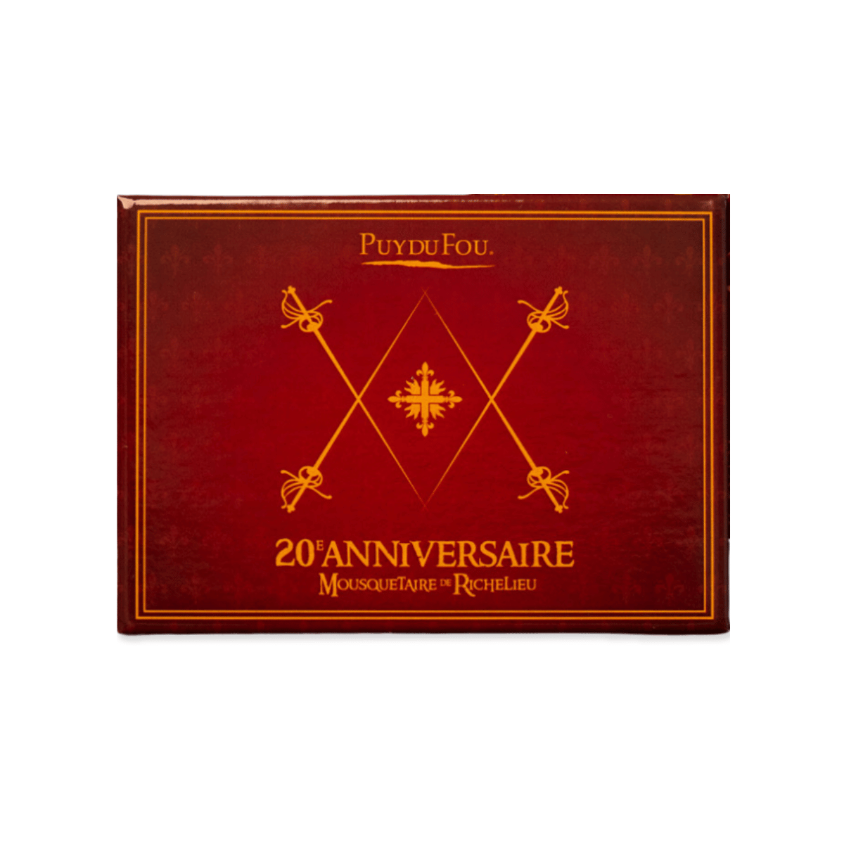 Magnet collector 20e anniversaire Mousquetaire de Richelieu Puy du Fou, vue légèrement de côté, fond bordeaux avec fleurets croisés et croix dorée