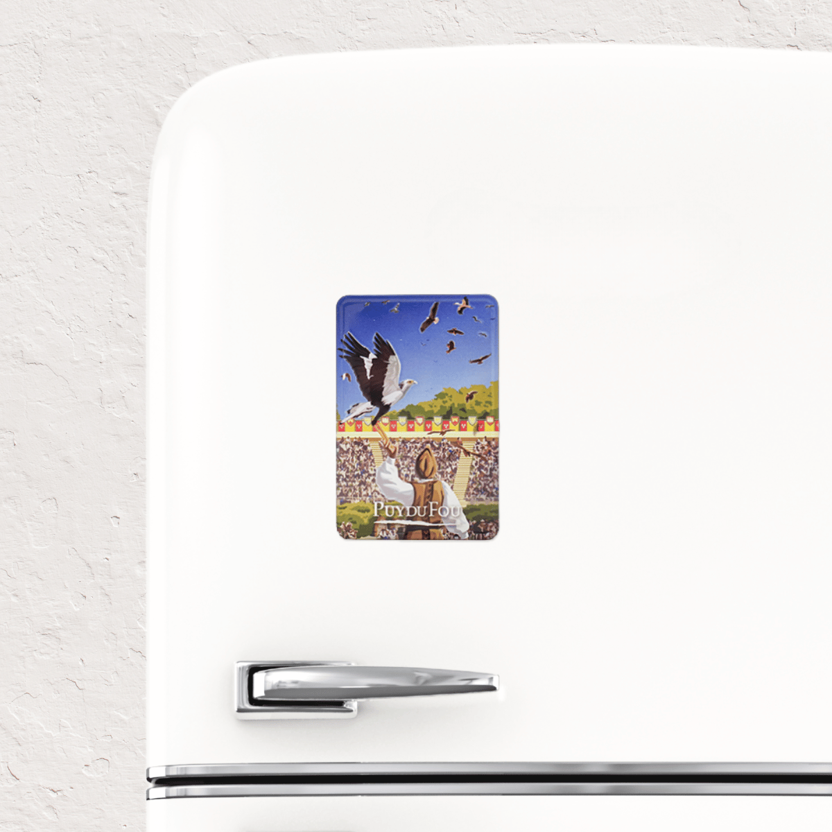 Magnet relief Bal des Oiseaux Fantômes Puy du Fou fixé sur un réfrigérateur blanc