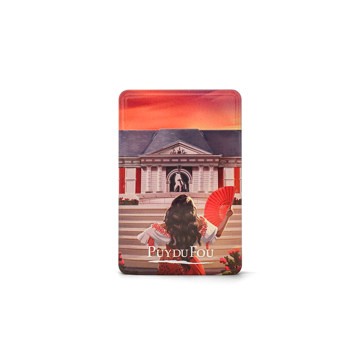 Magnet Puy du Fou Mousquetaires de Richelieu illustré de Sérafina en robe rouge, éventail à la main, face au Grand Carrousel