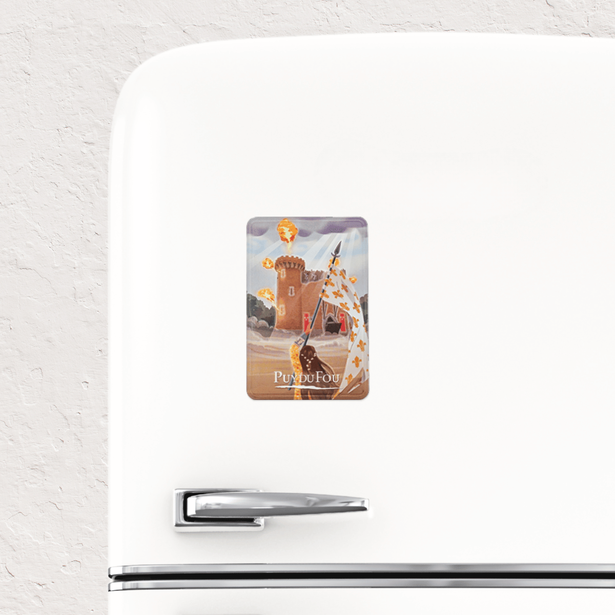 Magnet relief Secret de la Lance Puy du Fou fixé sur un réfrigérateur blanc