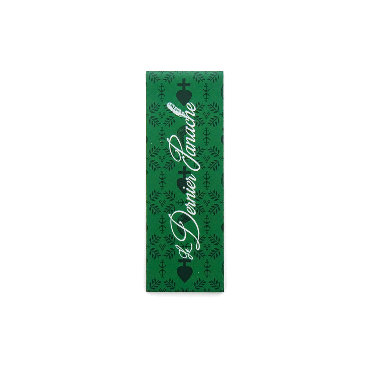 Marque-page magnétique Le Dernier Panache Puy du Fou, vue à plat, signature cursive et motifs vendéens sur fond vert