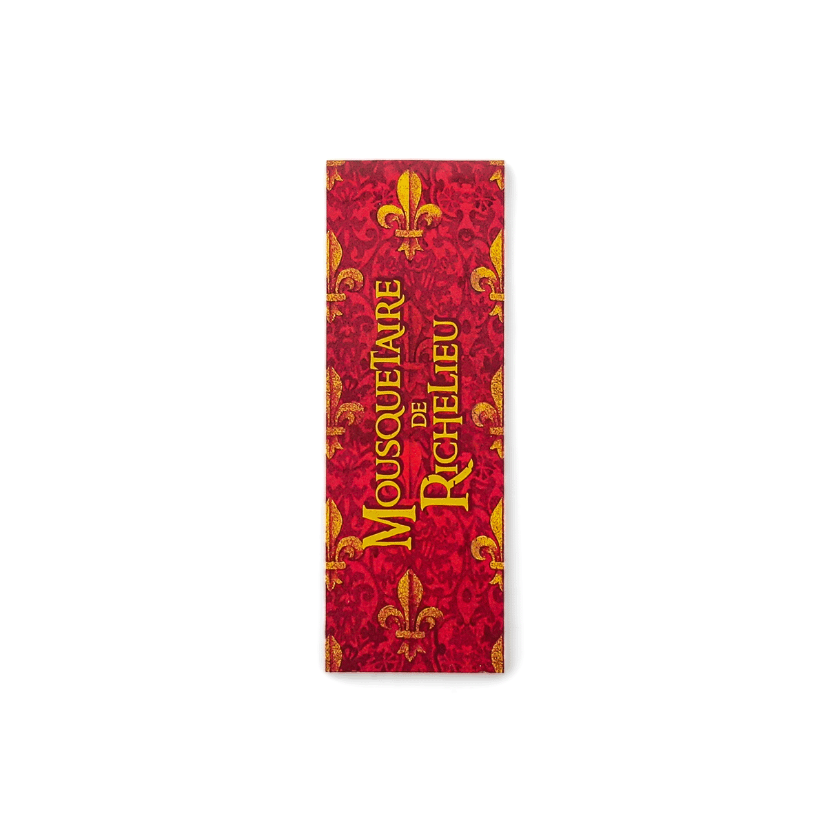 Vue de face du marque-page magnétique Mousquetaire de Richelieu Puy du Fou, fond rouge avec fleurs de lys dorées et titre du spectacle