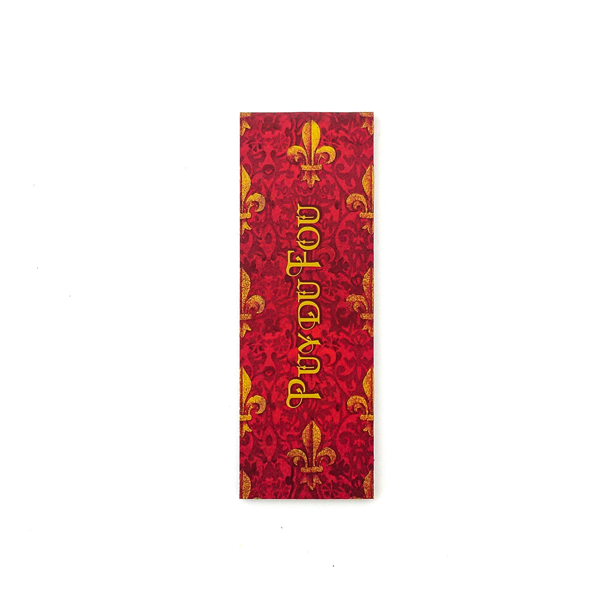 Vue de face du verso du marque-page magnétique Mousquetaire de Richelieu, inscription Puy du Fou en doré sur fond rouge et fleurs de lys