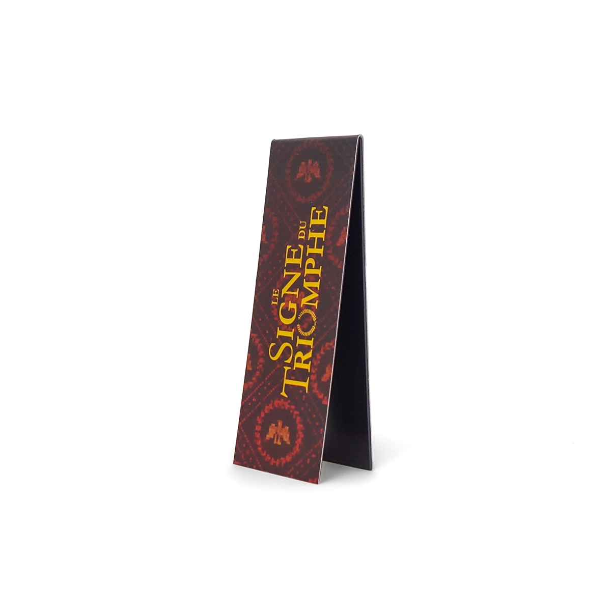 Marque-page magnétique Le Signe du Triomphe Puy du Fou ouvert en V, face avant avec titre doré sur fond brun aux motifs romains