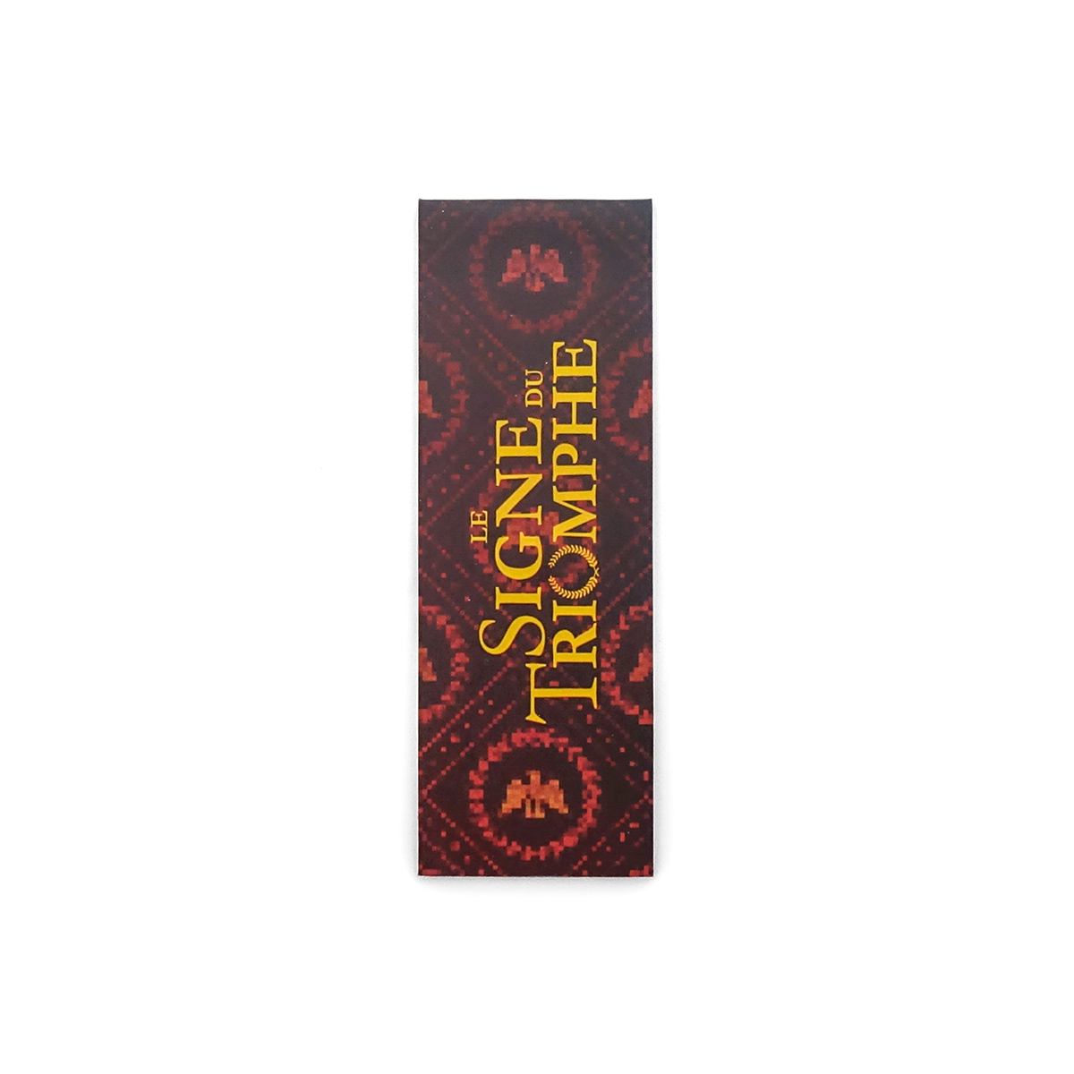 Vue de face du marque-page magnétique Le Signe du Triomphe Puy du Fou, titre en or sur fond brun aux motifs romains et aigles impériaux