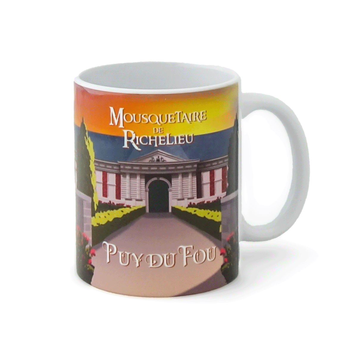 Face du mug Mousquetaire de Richelieu Puy du Fou avec le titre du spectacle et l'illustration du Grand Carrousel sous un ciel orangé