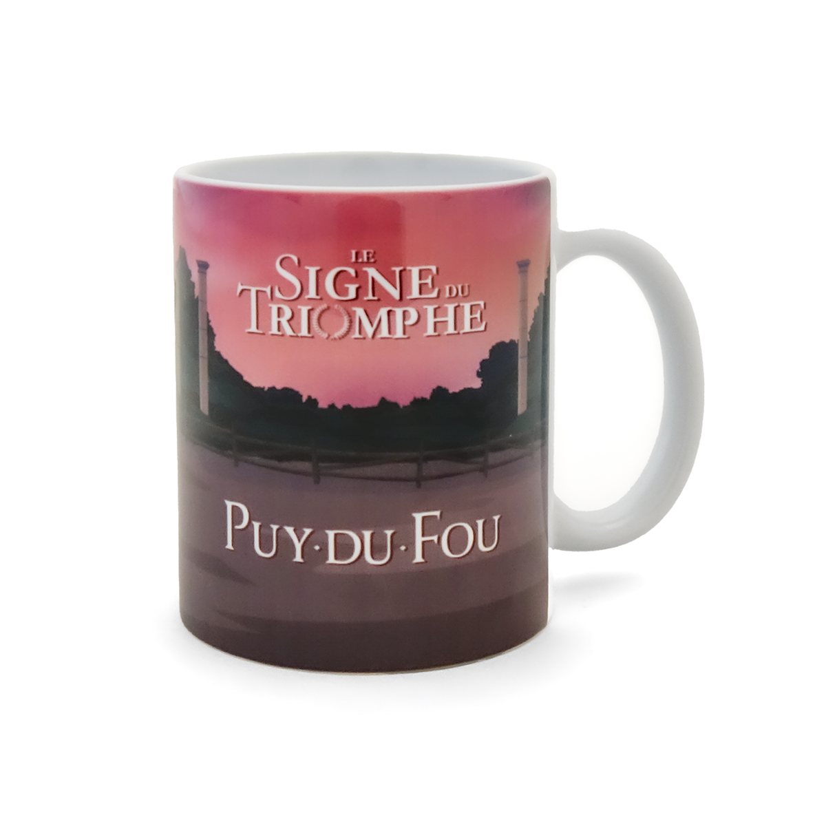Deuxième face du mug Le Signe du Triomphe avec le titre du spectacle et la signature Puy du Fou sur fond de l'arène au coucher de soleil