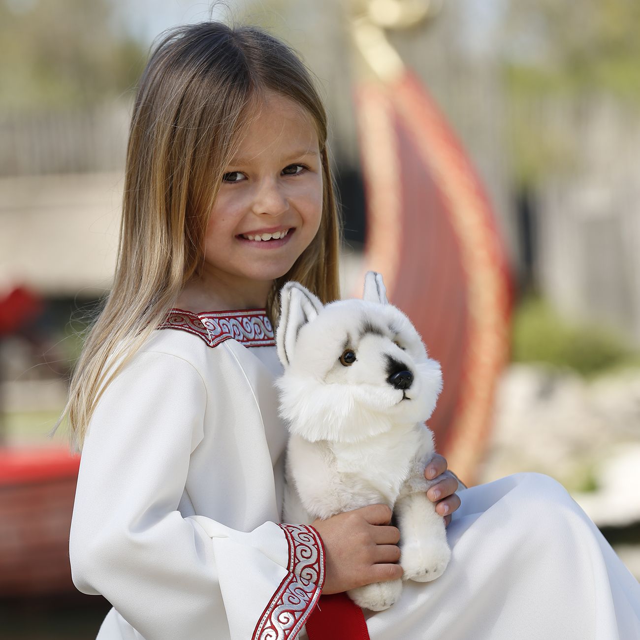En spectacle peluche loup blanc assis