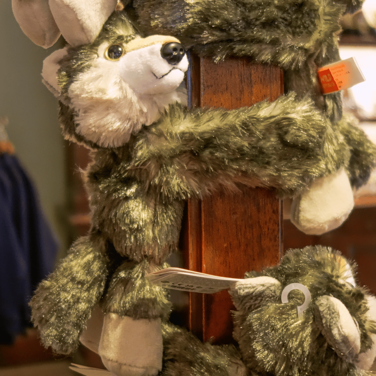 Peluche Loup clap - accroché à un poteau en bois
