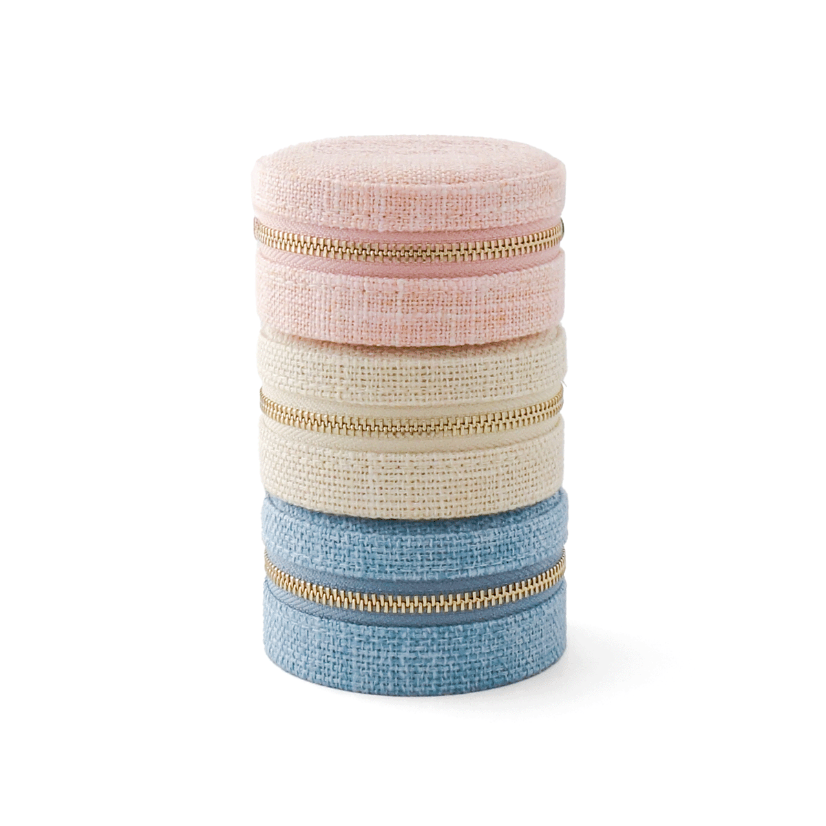Petite boîte à bijoux lin Puy du Fou – 3 coloris beige, rose et bleu fermées, empilées et alignées vue de face