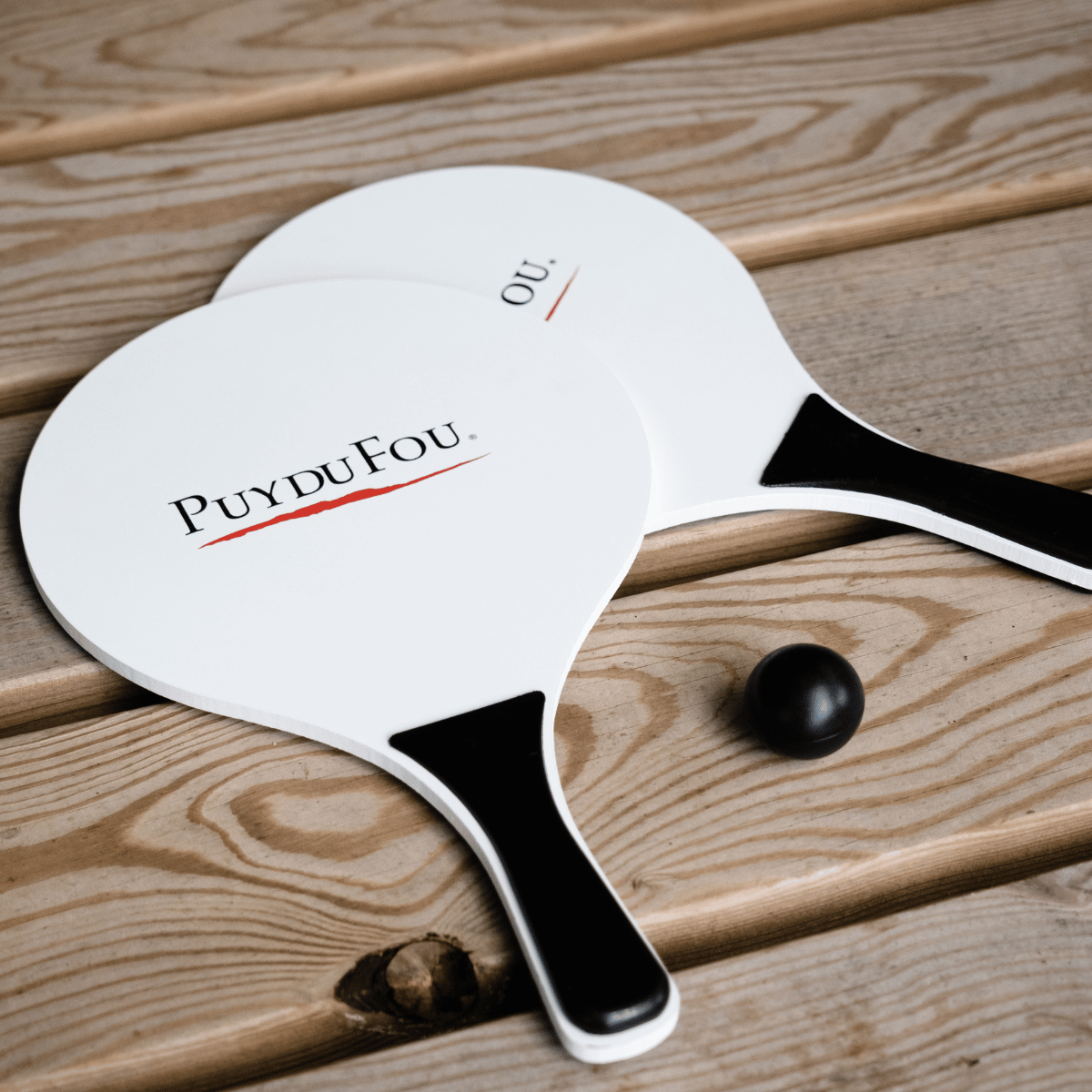 Raquettes de plage sur la table de pique-nique
