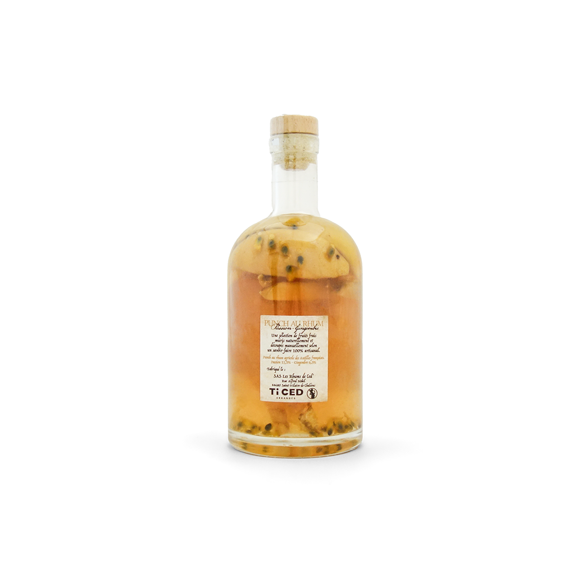 Dos de la bouteille 70cl de punch au rhum passion-gingembre Puy du Fou, étiquette Ti CED Arrangés et morceaux de fruits de la passion