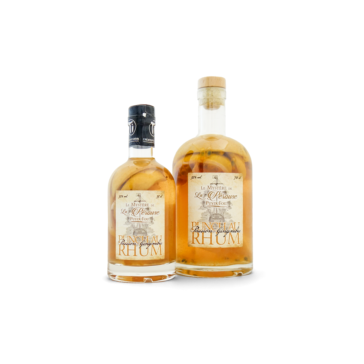 Bouteilles 35cl et 70cl de punch au rhum passion-gingembre Le Mystère de La Pérouse Puy du Fou côte à côte
