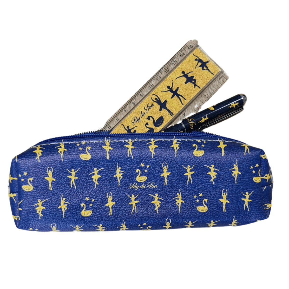Trousse bleue Les Noces de Feu du Puy du Fou posée sur fond blanc, décorée de motifs dorés représentant des ballerines et des cygnes, contenant une règle dorée à motifs de danseuses et un stylo assorti