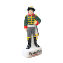 Fève Charette en porcelaine du Puy du Fou de face