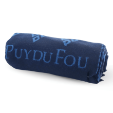Plaid bleu marine 3 mâcles enroulé