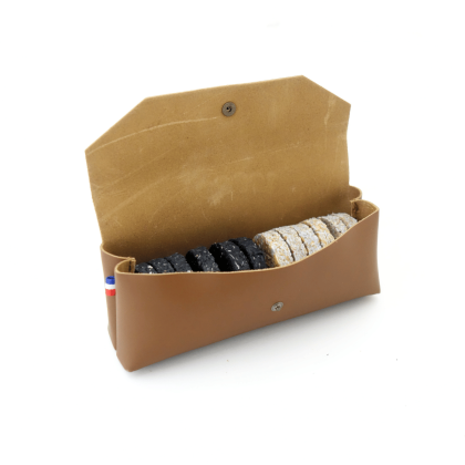 Jeu de palets vendéen dans leur étui en cuir