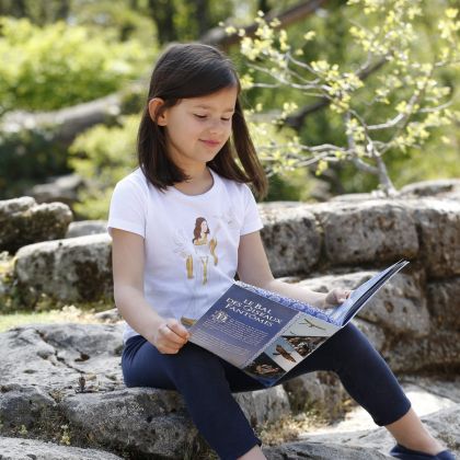 Enfant lit livre Bal des Oiseaux Fantômes