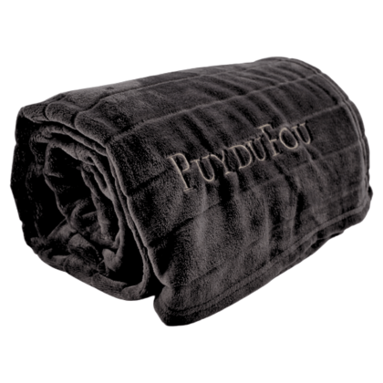 Plaid noir brodé avec le logo Puy du Fou, plié sur un fond clair, boutique officielle du Puy du Fou.
