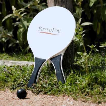 Raquettes de plage dans l'herbe