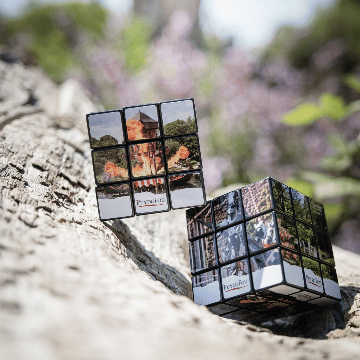 Le Rubik's cube Puy du Fou dans un décor 