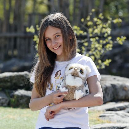 Avec enfant peluche hibou beige