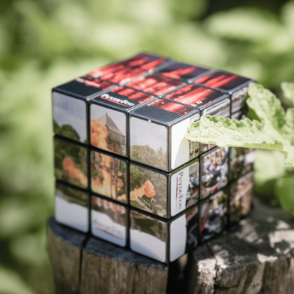 Le Rubik's cube Puy du Fou dans la nature