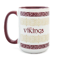 Détail du grand mug céramique Les Vikings Puy du Fou, bandes de motifs géométriques dorés et bordures bordeaux inspirés du costume de Sybèle