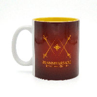 Mug édition spéciale 20 ans Mousquetaire de Richelieu Puy du Fou, détail fleurets de mousquetaires croisés et inscription anniversaire en or sur céramique bordeaux